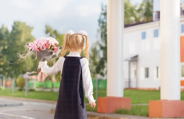 Kleines Schulmädchen Mit Blumenstrauß Geht Bei Sonnigem Tag Zur Schule — Stockfoto