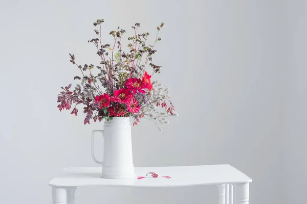 Květiny Bílém Džbánu Bílém Pozadí — Stock fotografie