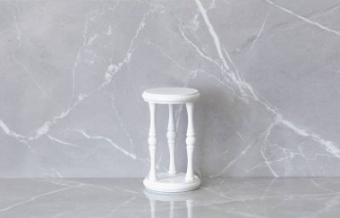 Gri mermer arka planda eski beyaz podiun