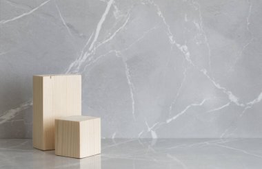 Gri mermer zemin üzerinde ahşap podyum