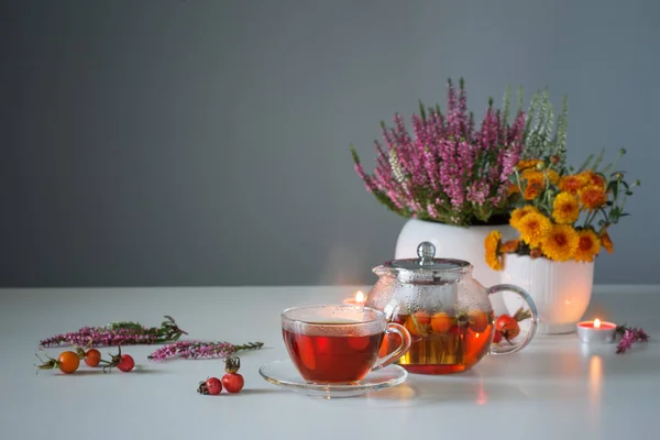 Τσάι Αγριοτριανταφυλλιάς Λευκό Τραπέζι Στην Κουζίνα — Φωτογραφία Αρχείου