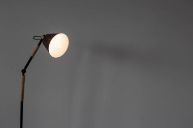 modern zemin lambası arka planda beyaz duvar