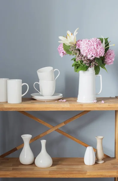 Copas Blancas Flores Jarrón Estante Madera Sobre Fondo Gris — Foto de Stock