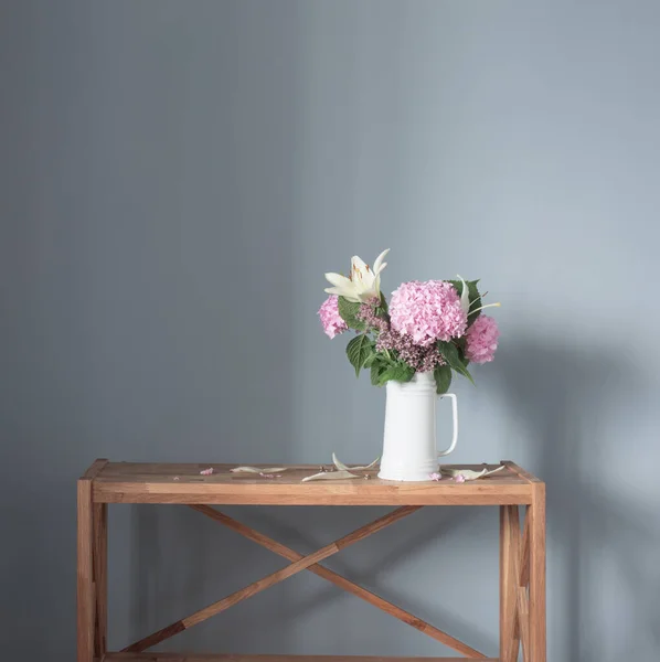 Sommarblommor Vit Kanna Trähylla — Stockfoto