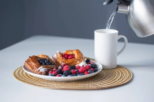 Danés Con Frambuesas Arándanos Con Taza Sobre Mesa Blanca — Foto de Stock