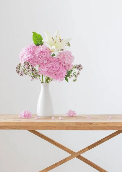 Flores Blancas Rosadas Jarrón Blanco Estante Madera — Foto de Stock