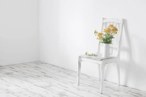 白色内饰的旧木椅上有一束丹色花束 — 图库照片
