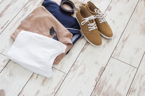 Основная Летняя Одежда Обувь Старом Деревянном Полу — стоковое фото