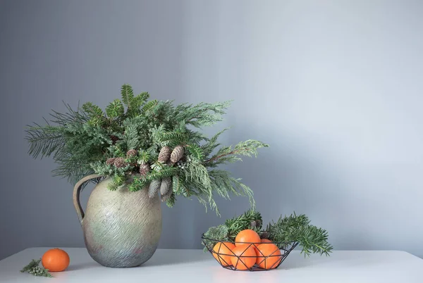 Año Nuevo Decoración Con Mandarinas Sobre Fondo Gris — Foto de Stock