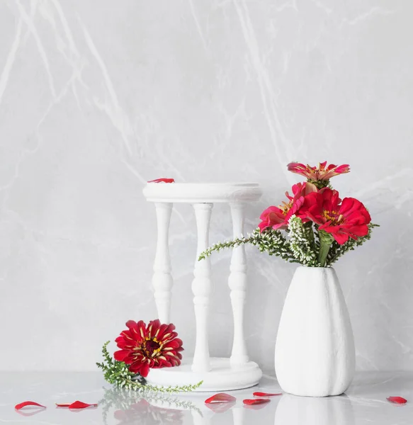 Rote Blumen Weißer Vase Und Holzständer Auf Grauem Marmorhintergrund — Stockfoto