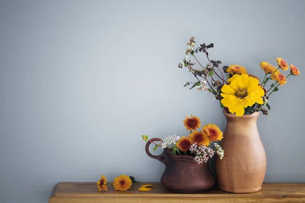 Jesienne Kwiaty Rustykalnym Wazonie Ceramicznym Tle Szarej Ściany — Zdjęcie stockowe