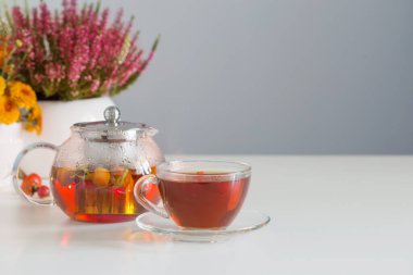 Mutfaktaki beyaz masada gül çayı.