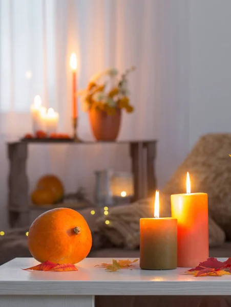Polttava Kynttilät Syksyllä Sisustus Valkoinen Pöytä Kotona — kuvapankkivalokuva
