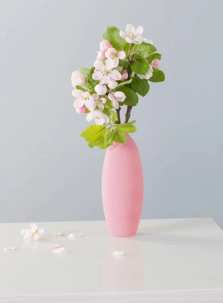 Branches Pommier Avec Des Fleurs Vase Rose Sur Table Blanche — Photo