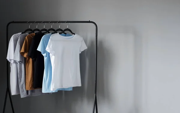 Shirts Neutrala Färger Svart Galge Mot Grå Vägg — Stockfoto