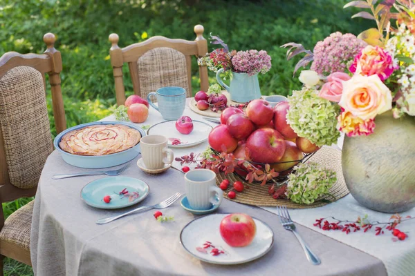 Tarta Manzana Mesa Puesta Jardín Día Soleado — Foto de Stock