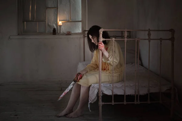 Strašidelný Šílený Dívka Pokrytá Krví Nožem Zamčené Místnosti Noci — Stock fotografie