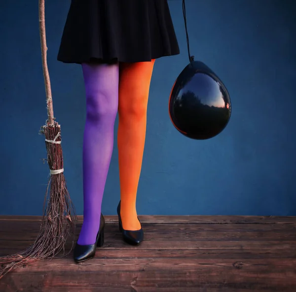 Pernas Bruxa Meias Multicoloridas Com Balão Preto Vassoura Fundo Azul — Fotografia de Stock