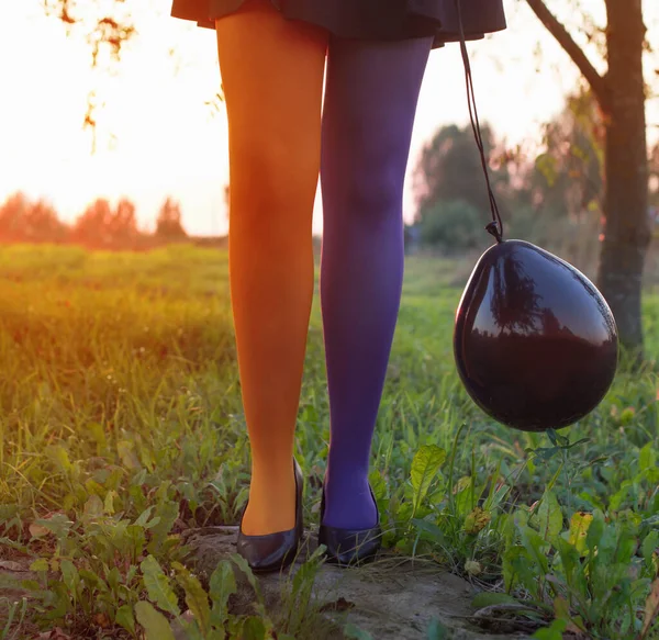 Heks Benen Veelkleurige Panty Met Zwarte Ballon Bij Zonsondergang — Stockfoto