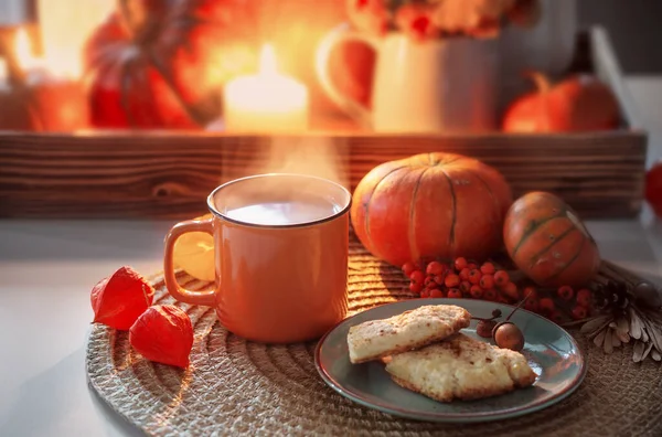 Taza Naranja Decoración Otoño Con Calabazas Flores Velas Ardientes Mesa —  Fotos de Stock