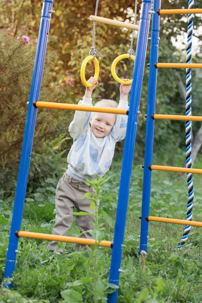 Kleine Jongen Speelplaats Zomerdag — Stockfoto