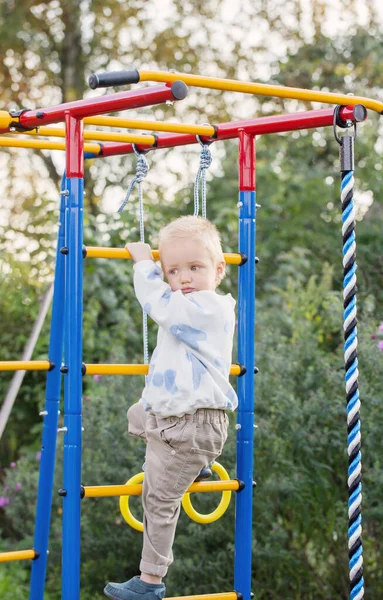Маленький Мальчик Детской Площадке Летний День — стоковое фото