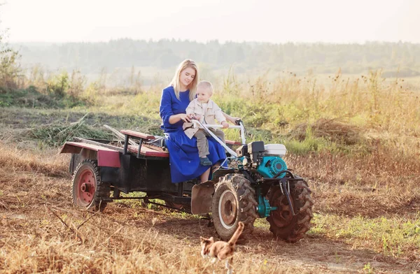 Divertido Niño Con Mamá Pie Detrás Del Tractor Campo — Foto de Stock