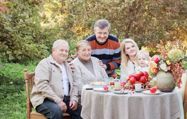 Família Feliz Mesa Colocada Com Torta Maçã Jardim — Fotografia de Stock