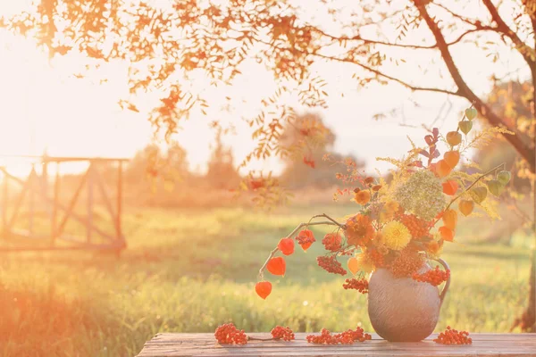 Boeket Herfst Bloemen Rustieke Kruik Houten Tafel Buiten Bij Zonsondergang — Stockfoto