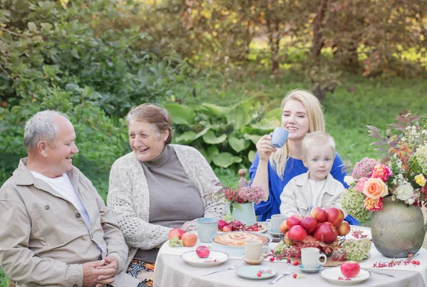 Familie Fericită Masă Așezată Plăcintă Mere Grădină — Fotografie, imagine de stoc
