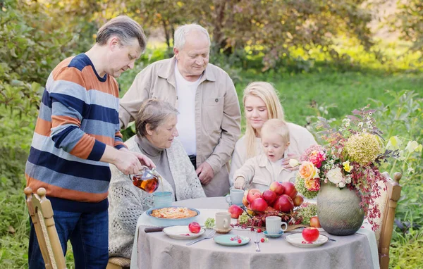 Família Feliz Mesa Colocada Com Torta Maçã Jardim — Fotografia de Stock