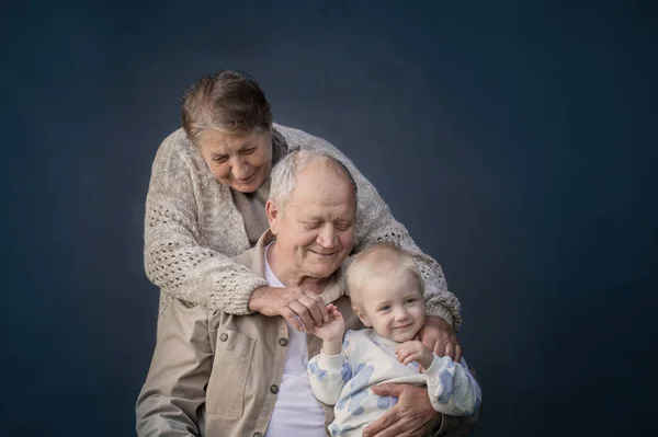 Urgroßmutter Und Urgroßvater Mit Urenkel Auf Blauem Hintergrund — Stockfoto