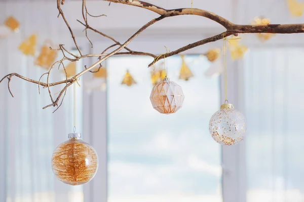 Weihnachtskugeln Auf Goldenem Zweig Hintergrundfenster — Stockfoto