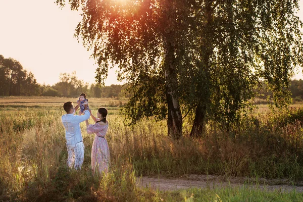 Šťastná rodina venkovní — Stock fotografie