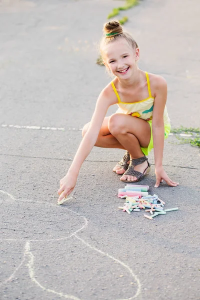 A criança que desenha um giz em asfalto — Fotografia de Stock