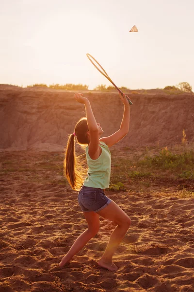 Badminton açık oynayan kız — Stok fotoğraf