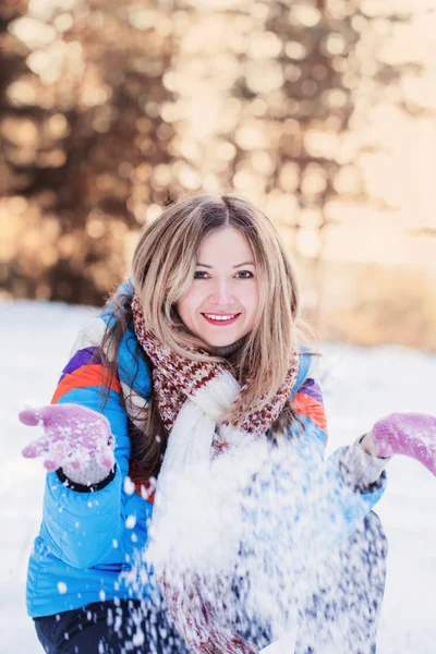 Lächeln Mädchen mit Schnee — Stockfoto