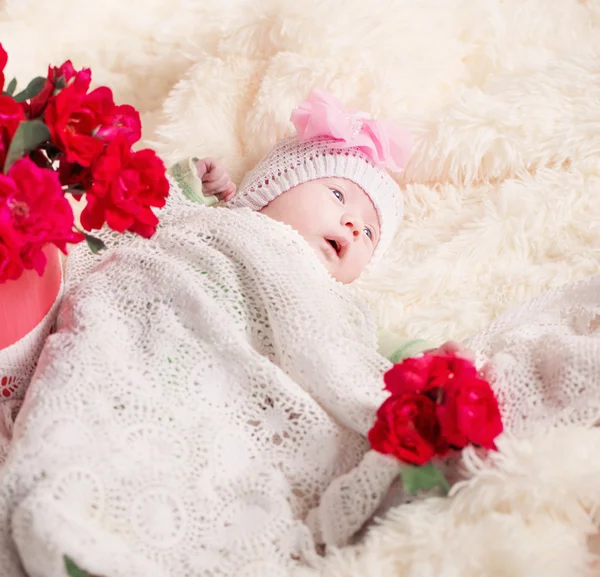 Bebé con rosas —  Fotos de Stock