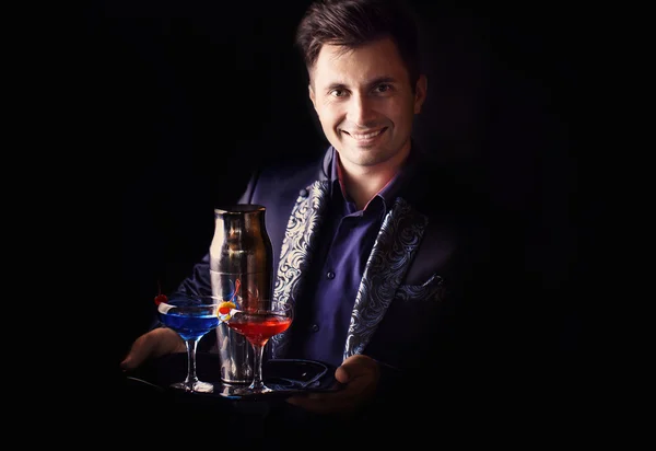 Bartender med shaker och ett glas på svart bakgrund — Stockfoto