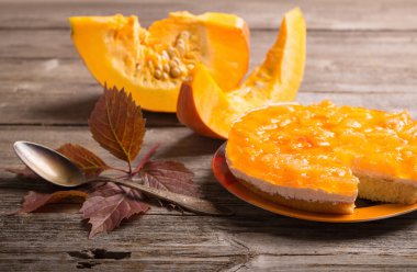 ahşap masa üzerinde kabak pasta