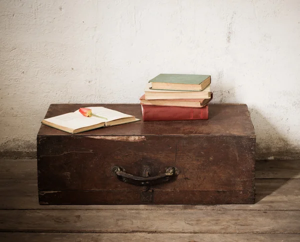 Vintage oude koffer met oude boeken op verdieping — Stockfoto