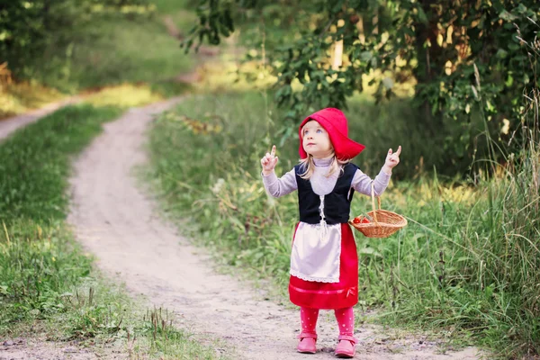 Mały czerwony kapturek w lesie — Zdjęcie stockowe