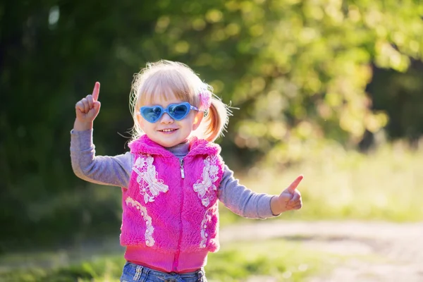 Heureuse petite fille en plein air — Photo