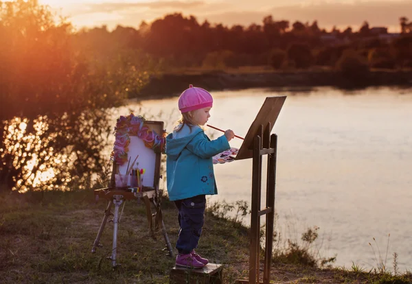 Dziecko rysuje obraz na zewnątrz — Zdjęcie stockowe