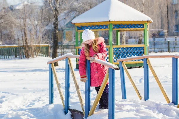 Lächeln Mädchen im Wintergarten — Stockfoto