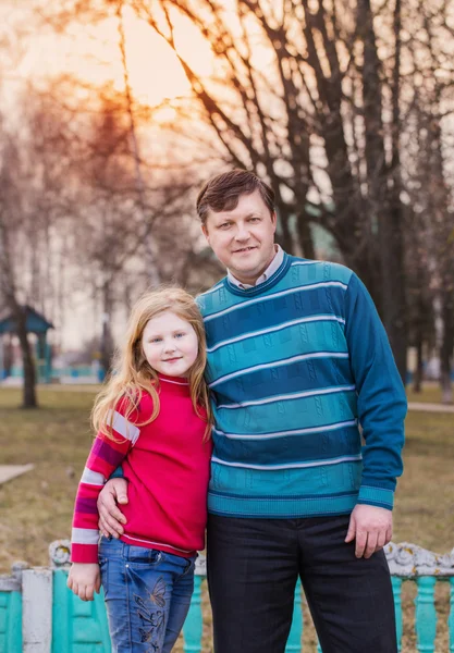 Menina com seu pai ao ar livre — Fotografia de Stock