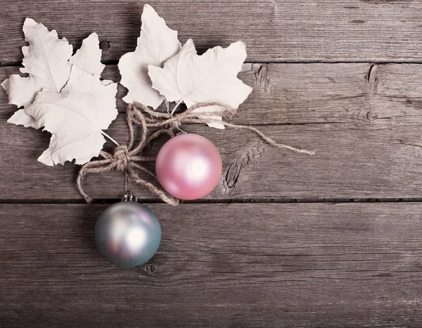 Weihnachtskugeln auf Holzgrund — Stockfoto