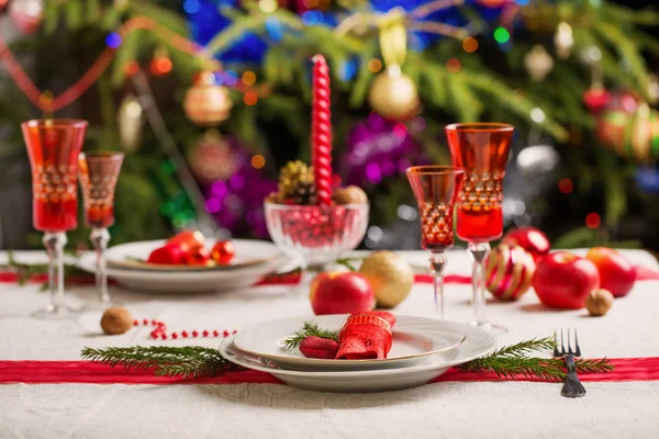 Decorado mesa de jantar de natal árvore de natal no fundo — Fotografia de Stock
