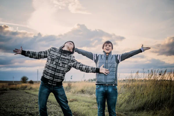 Deux adolescents heureux en plein air — Photo