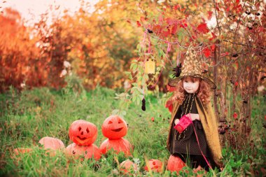 küçük kız halloween kostüm jack balkabağı ile